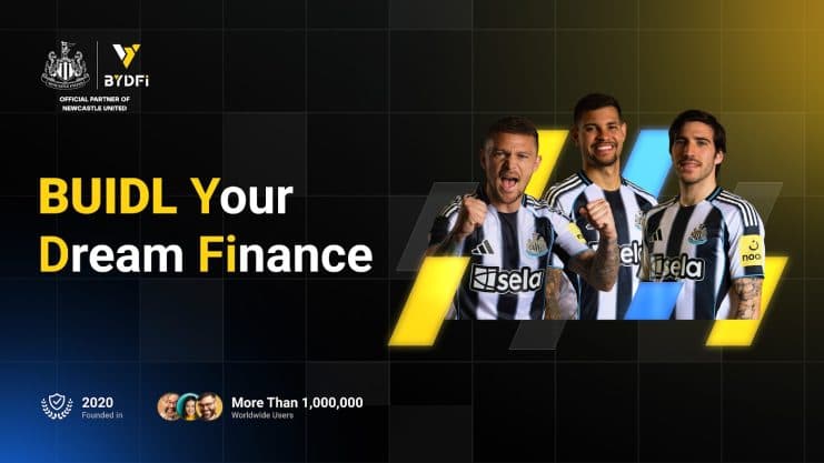 Drei Fußballspieler von Newcastle United in Mannschaftstrikots stehen vor einem schwarz-gelben Hintergrund, auf dem ein fettes BYDFi-Branding und der Text zu sehen sind: BUIDL Your Dream Finance.