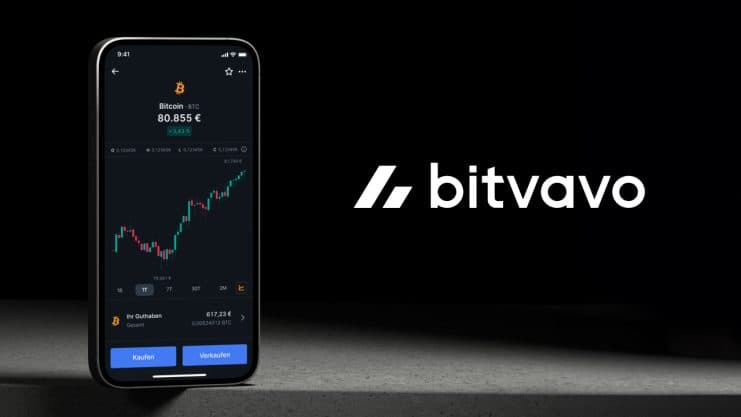 Ein Smartphone zeigt die Bitvavo-App mit einem Bitcoin-Kursdiagramm und Kauf-/Verkaufsoptionen; rechts erscheint das Bitvavo-Logo, das den nahtlosen Handel auf Bitvavo hervorhebt.